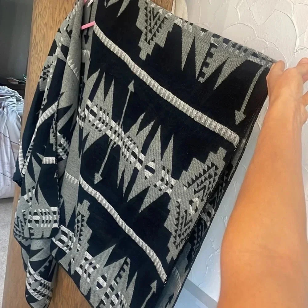 Black & Gray Aztec Wrap - Picture 3 of 5